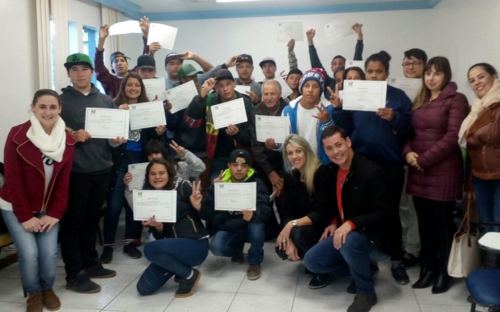 26 jovens recebem certificação pelo PIT em Lages