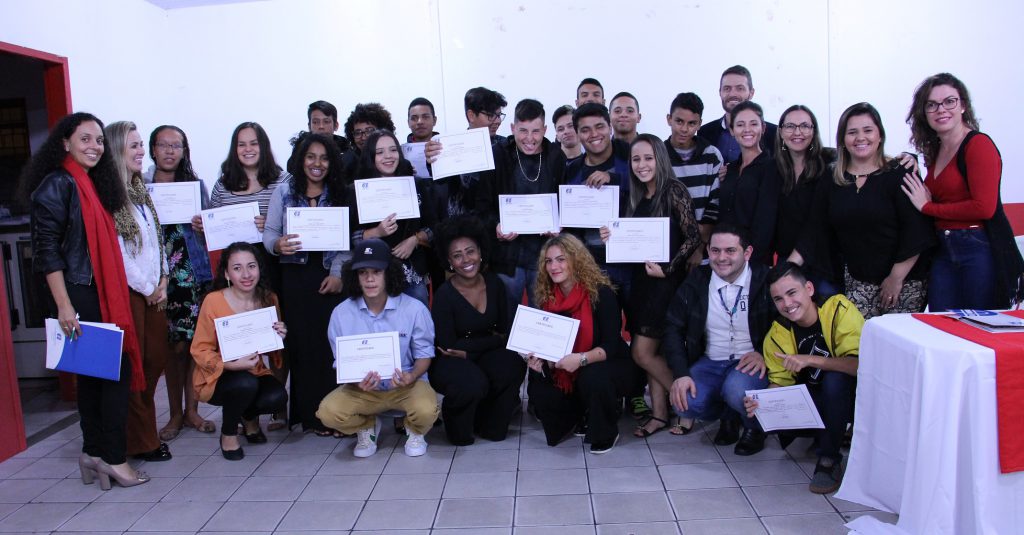 Mais de 30 jovens da comunidade Jardim Zanellato recebem certificado pelo PIT