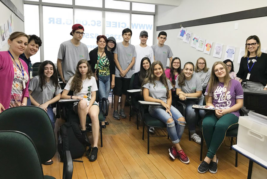 Estudantes do Colégio Shalon visitam o CIEE para uma capacitação