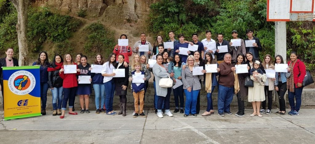 CIEE Criciúma entrega certificados aos jovens que participaram do PIT