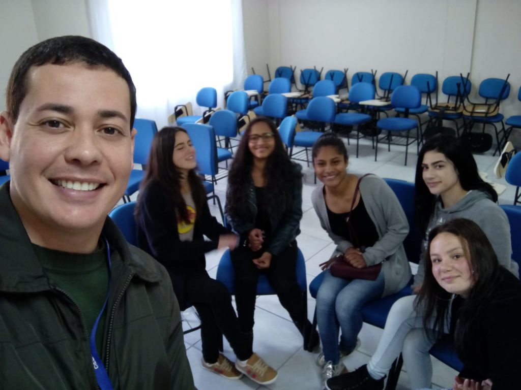 Jovens de Lages participam de Oficina Socioeducativa sobre "Criatividade – Diferencial no Mundo do Trabalho"