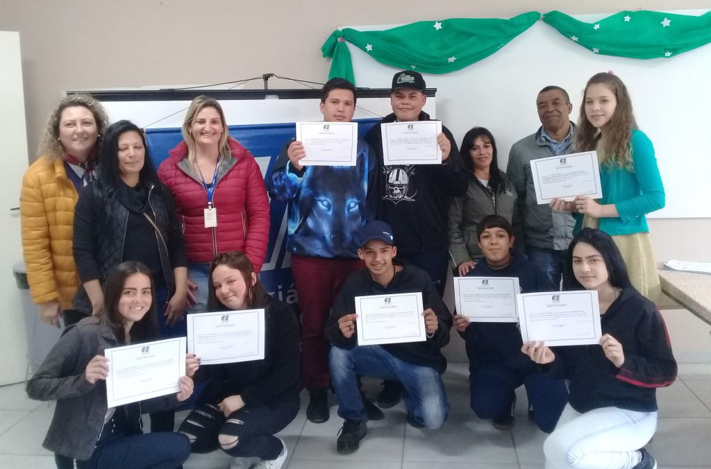 Jovens de Lages são orientados sobre relacionamento interpessoal, criatividade e currículo