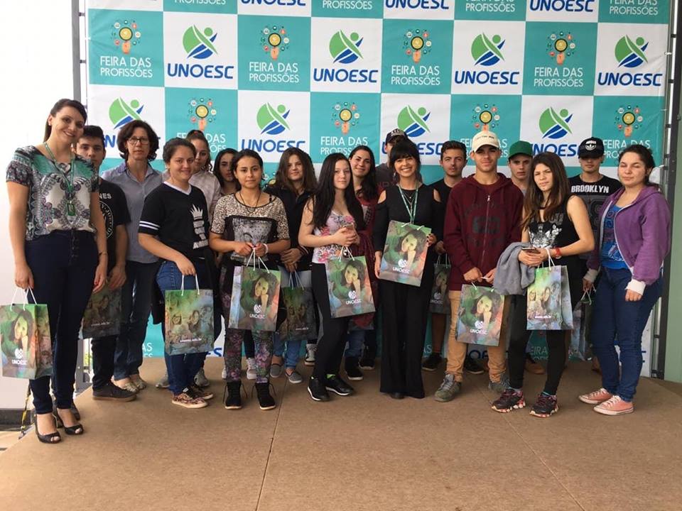 Jovens participantes do PIT visitam Feira das Profissões da Unoesc