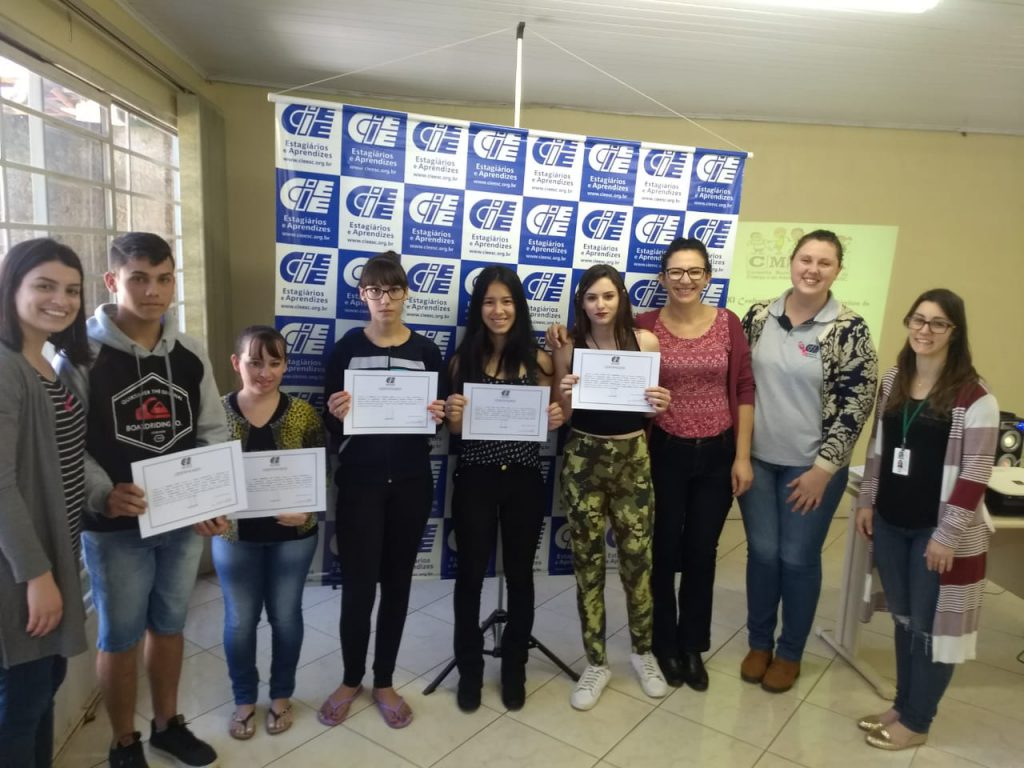 Adolescentes de Chapecó recebem certificados por participação em Oficinas Socioeducativas