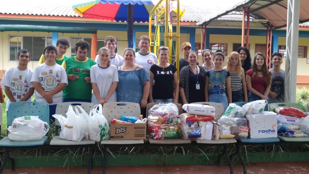 CIEE Joaçaba entrega alimentos à Apae