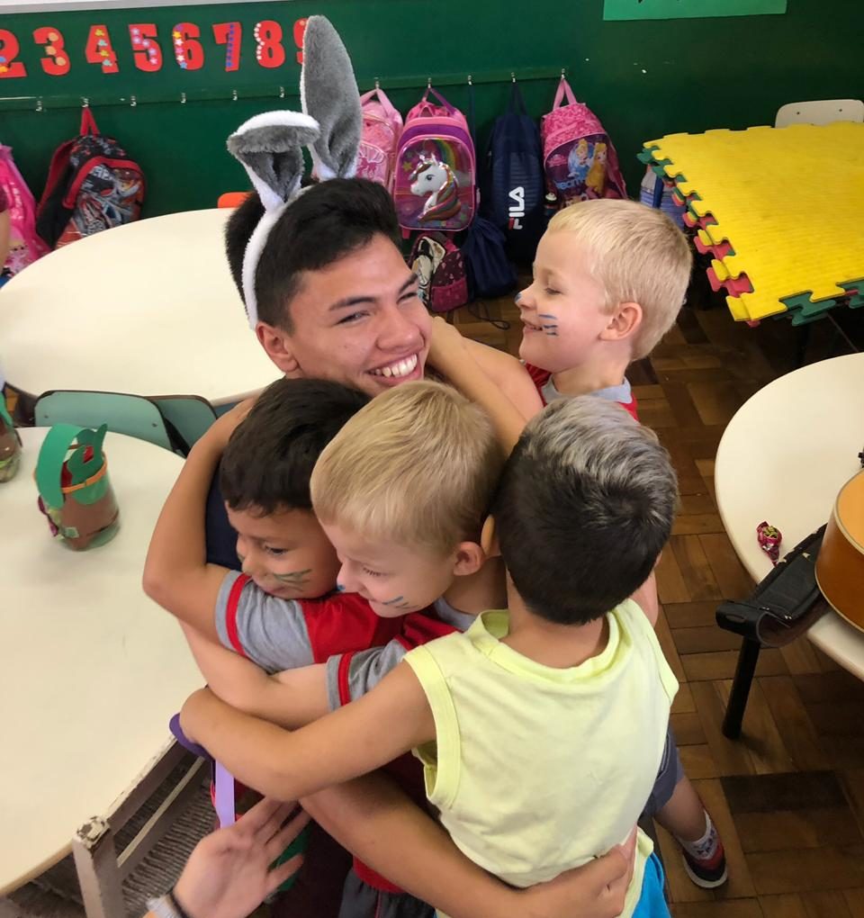 Crianças da Escola Odilon Fernandes, de Herval d’ Oeste, recebem cestas de Páscoa doadas por aprendizes