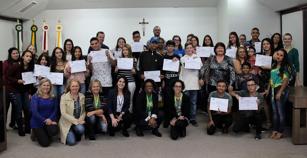 Adolescentes concluem curso preparatório para o mundo do trabalho