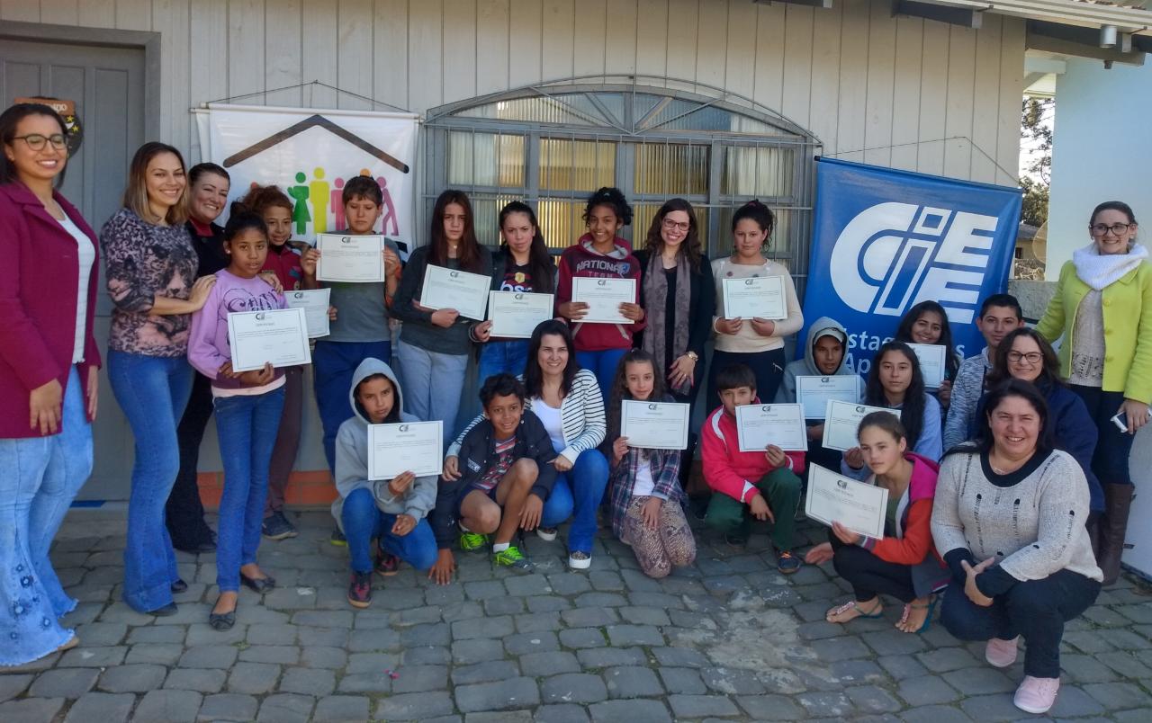 CIEE Lages certifica adolescentes de Palmeira que participaram de Oficina Socioeducativa