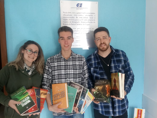 Aprendiz faz doação de livros para jovens do Case de Lages