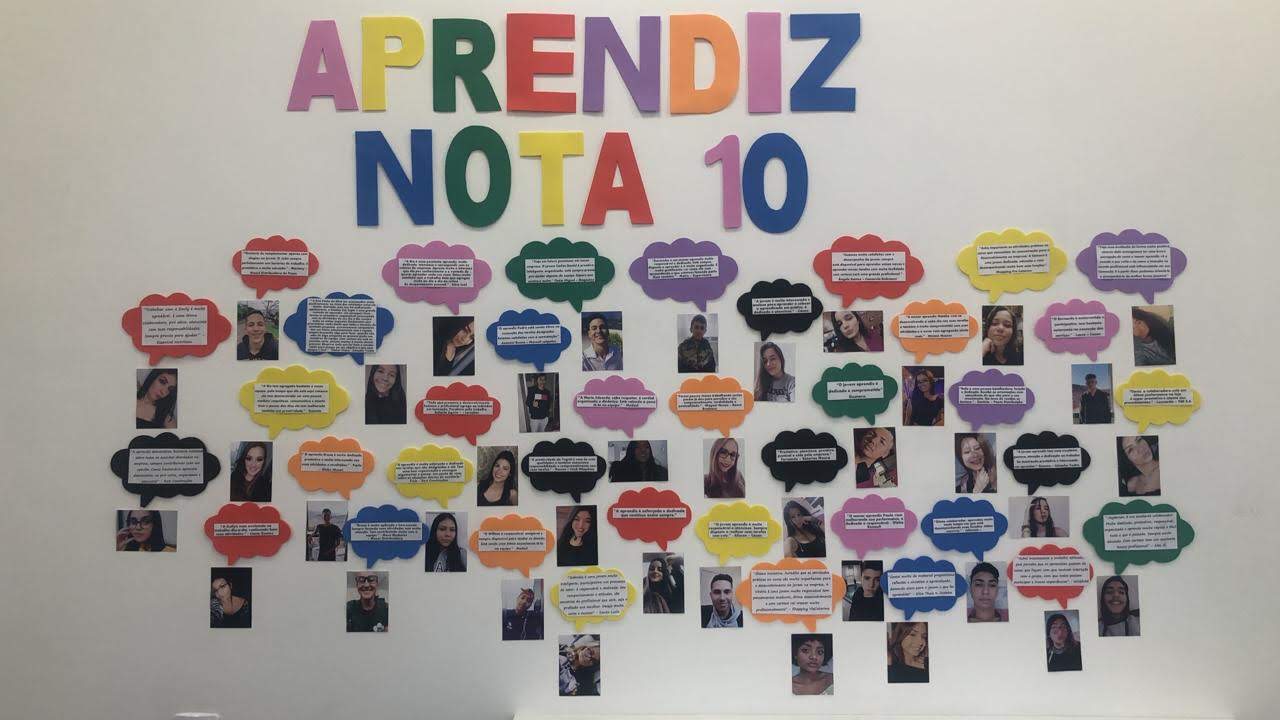 Orientadora de aprendizagem desenvolve mural de reconhecimento e valorização para aprendizes