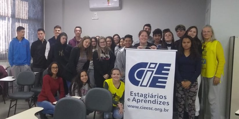 Coordenadora do CVV Concórdia realiza palestra para aprendizes do CIEE