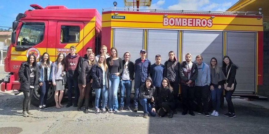 Sargento do Corpo de Bombeiros Militar repassa orientações para aprendizes de Urussanga