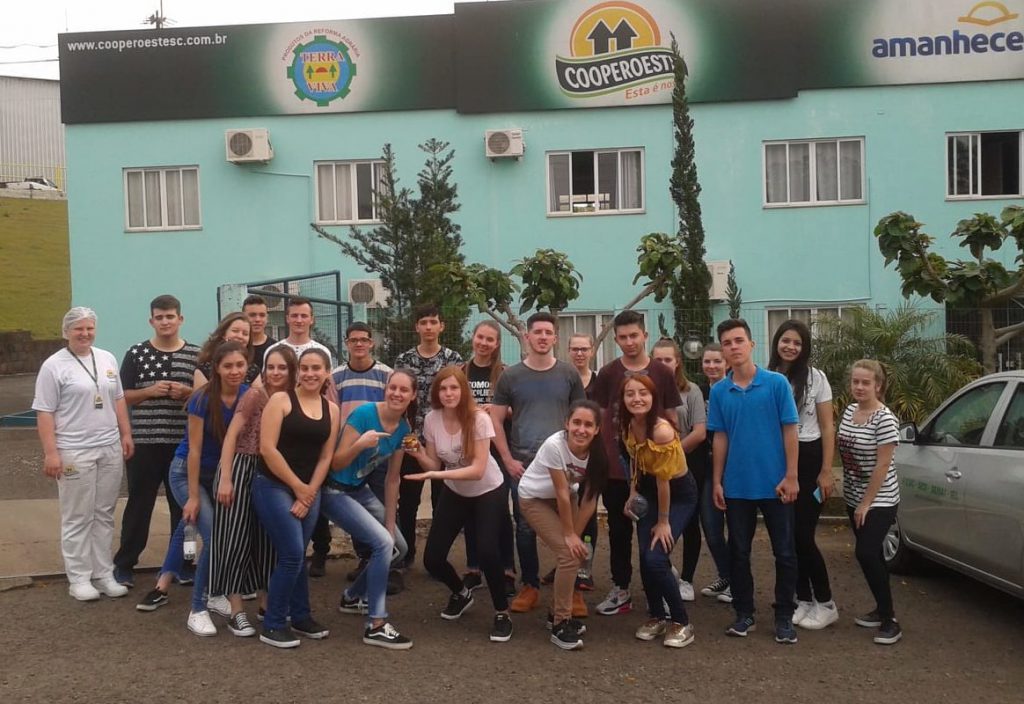 Turma do CIEE São Miguel do Oeste visita Cooperoeste/Terra Viva