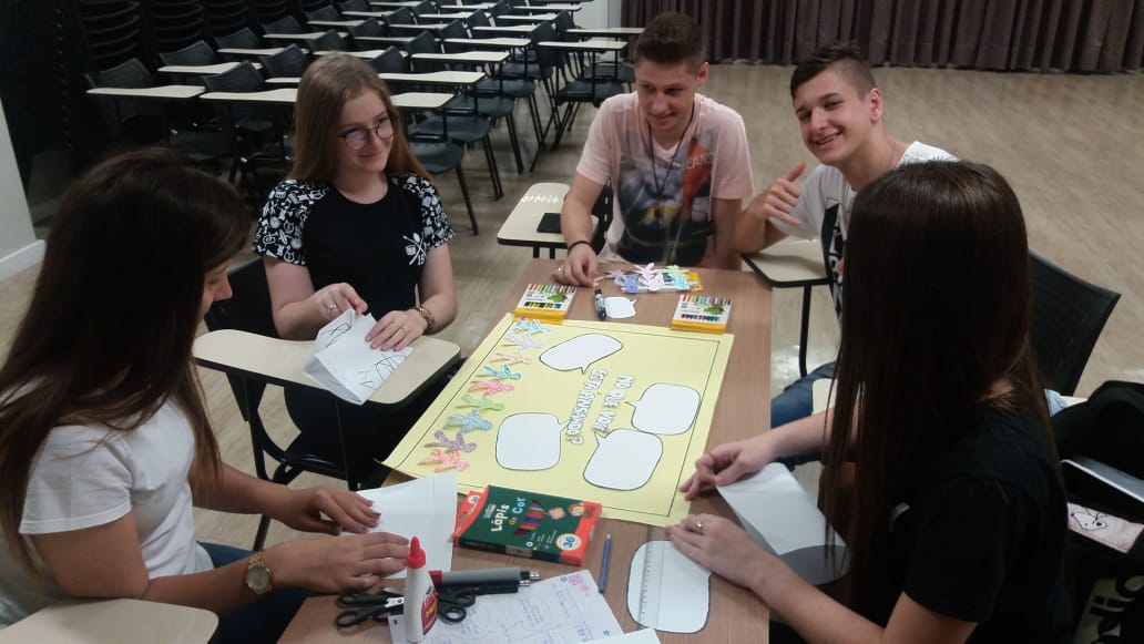 Aprendizes de Massaranduba elaboram cartazes em alusão ao Setembro Amarelo