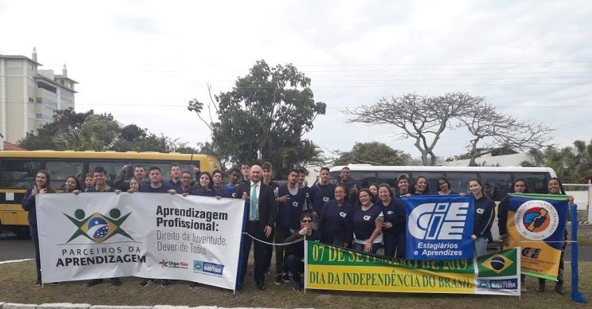 30 aprendizes do polo de Imbituba participam do desfile cívico