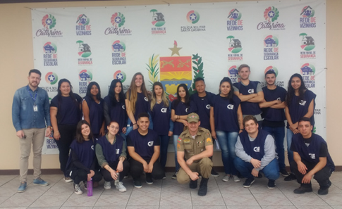 Aprendizes do CIEE Lages visitam 6º Batalhão da Polícia Militar