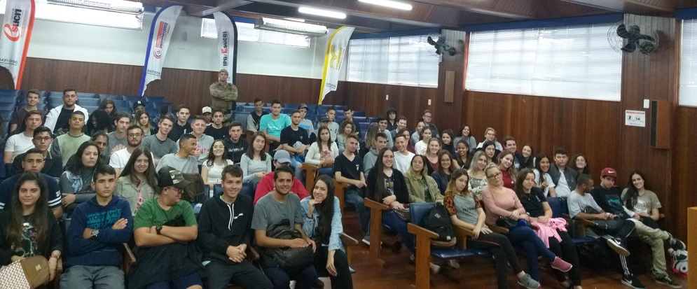 Soldado do PPTSC palestra para aprendizes do CIEE Criciúma