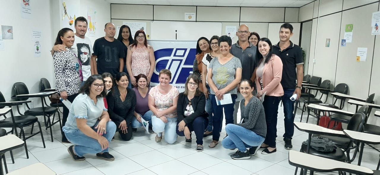 Psicóloga palestra sobre suicídio no Encontro de Famílias do CIEE Videira