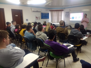 Estudantes de medicina palestram para aprendizes de Lages sobre câncer de mama