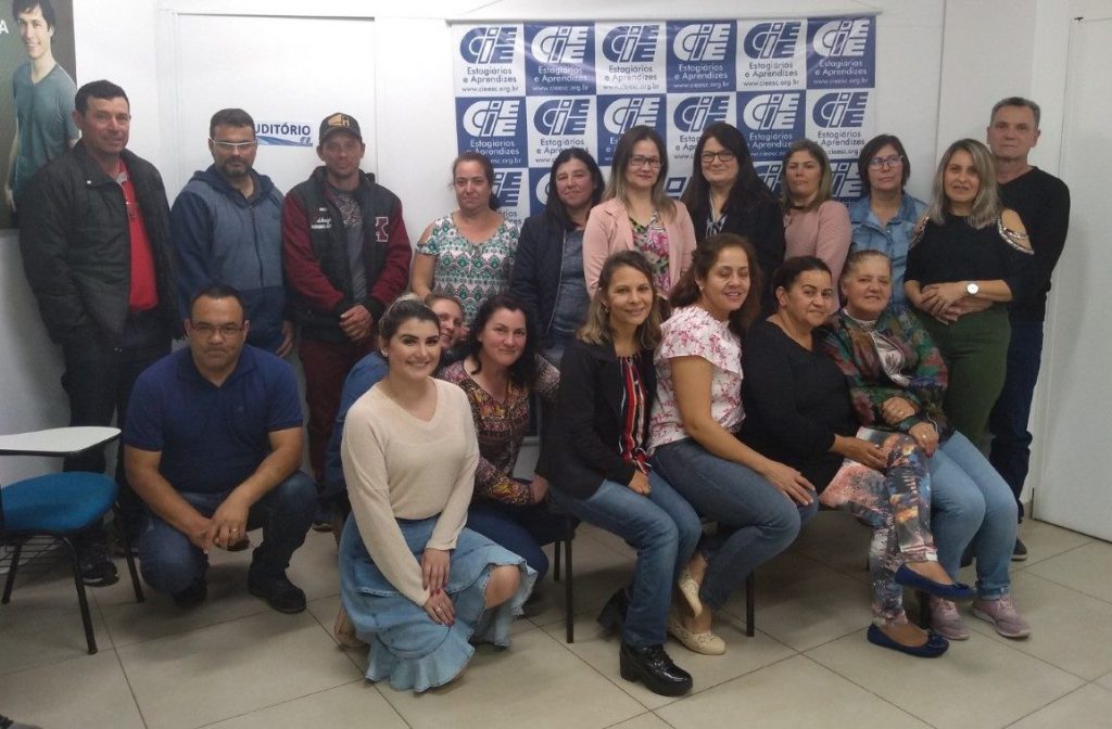 Ex-aprendiz do CIEE palestra em Encontro de Famílias de Araranguá