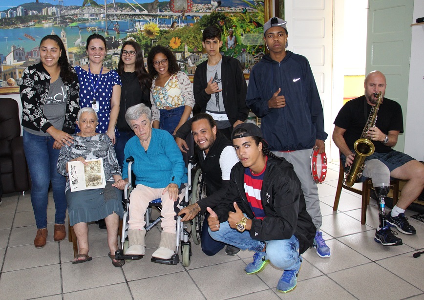 Jovens do SCFV do CIEE visitam Asilo Irmão Joaquim