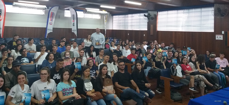 Empresário e escritor participa de Encontro Complementar de Criciúma