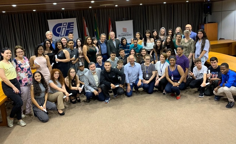 52 adolescentes recebem certificação pelo PIT