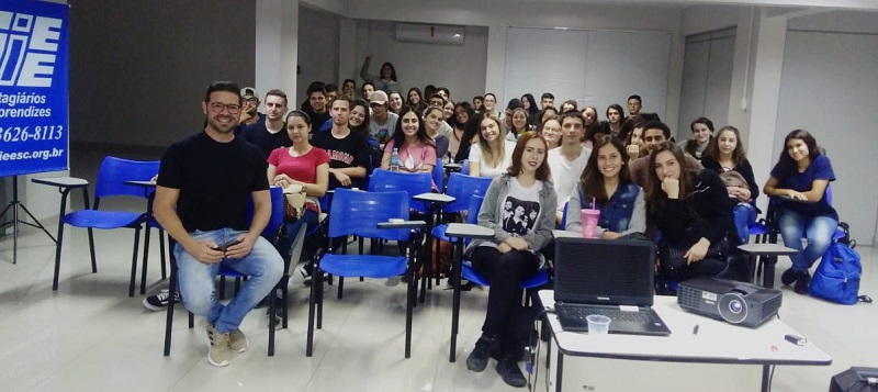 Fotógrafo tubaronense conta sua trajetória em Encontro Complementar da aprendizagem