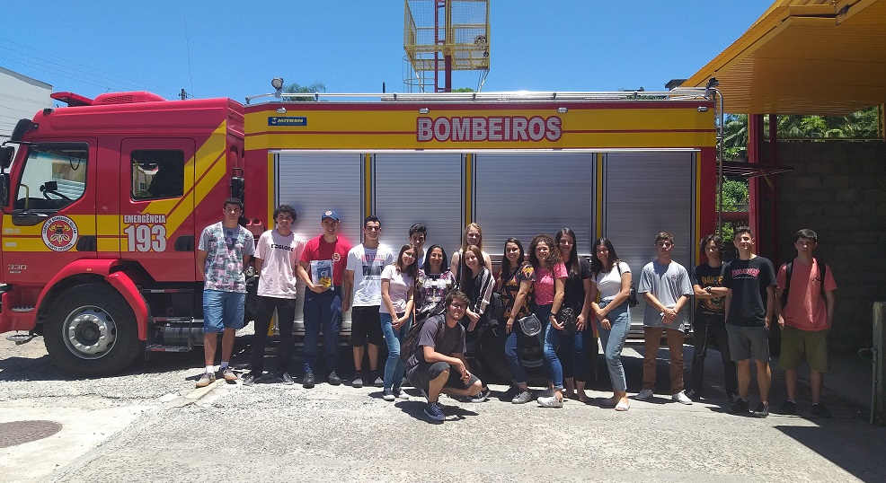 Sargento do Corpo de Bombeiros orienta aprendizes de Cocal do Sul