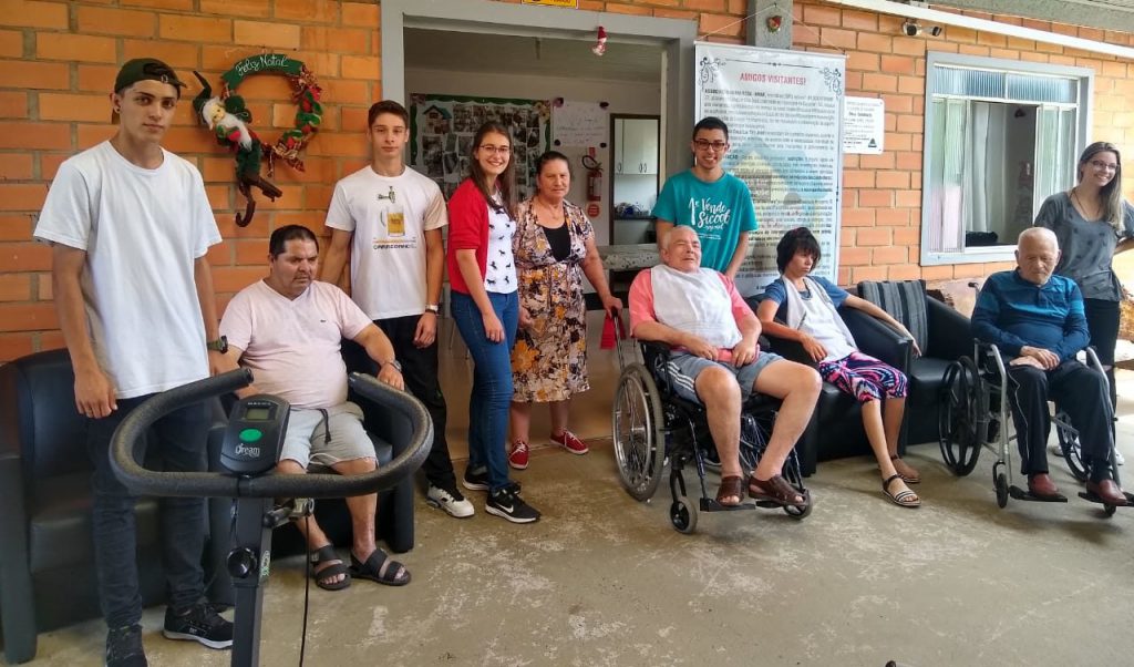 Jovens do CIEE Caçador realizam doação de Natal para Casa Lar e Lar de idosos