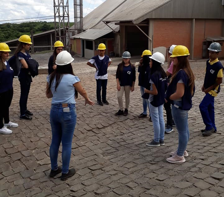 Aprendizes de Campos Novos visitam Cooperativa Agropecuária Camponovense